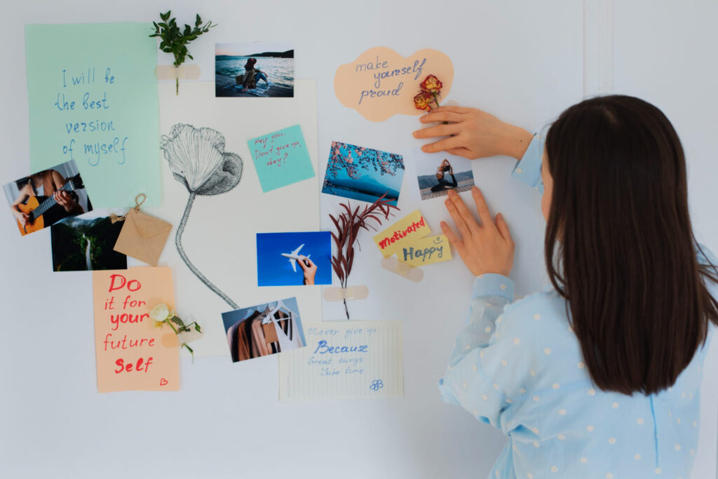 Meisje maakt een vision board met inspirerende foto's en motiverende teksten om leesdoelen visueel te maken.