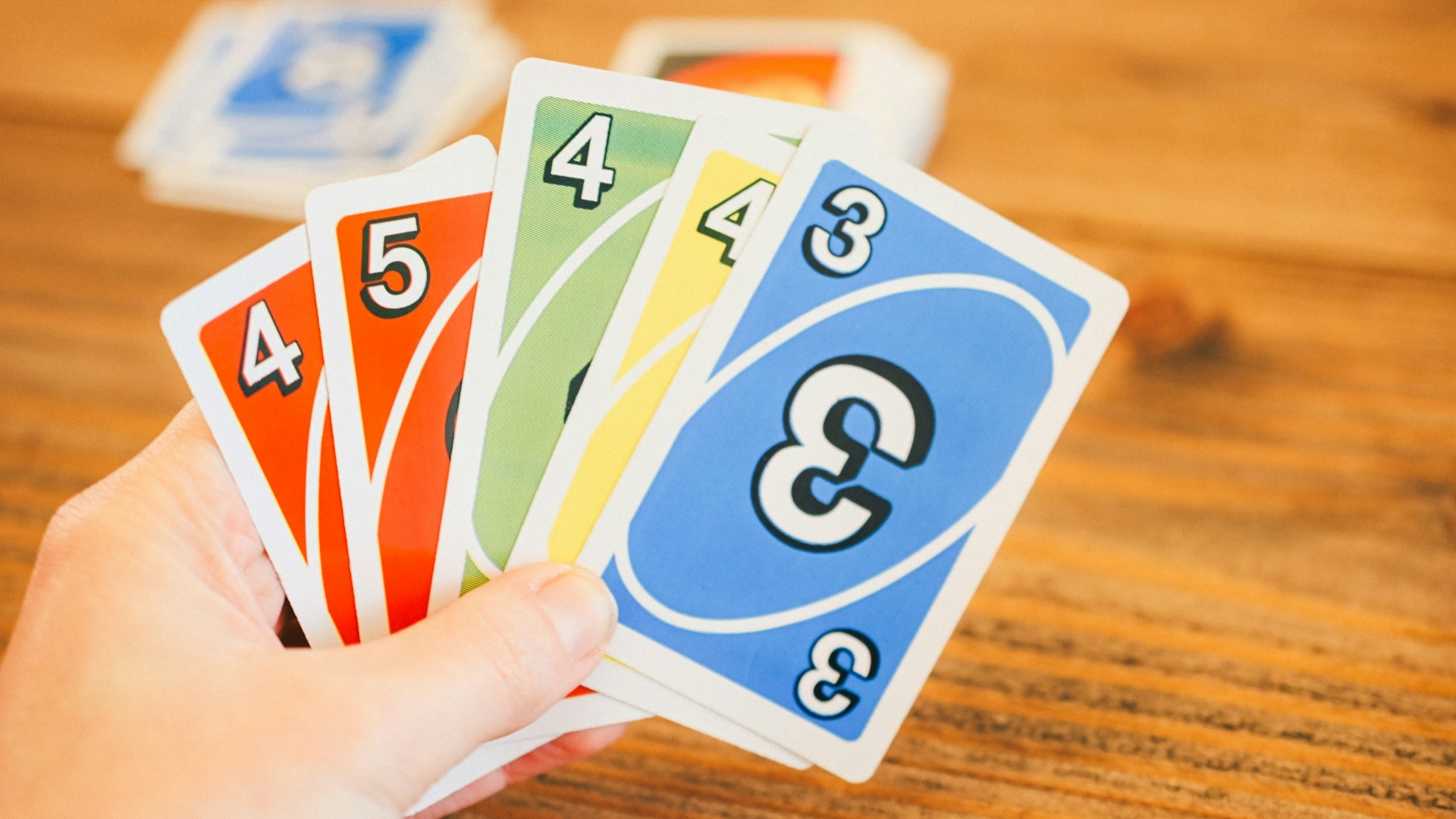 Hand met UNO-kaarten (4, 5, 4, 3)