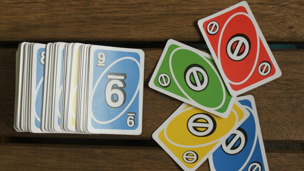 UNO-kaarten op tafel met stapel en aflegkaarten als voorbeeld van FK is kaartspellen geheugen tijdens het spel
