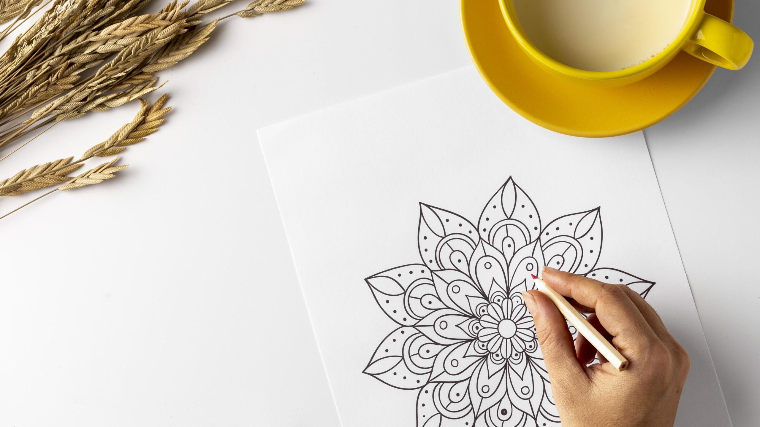 Hand kleurt een mandala kleurplaat als mindful oefening.