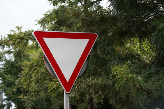 Verkeersbord voorrang verlenen om verkeersregels aan kinderen uit te leggen.