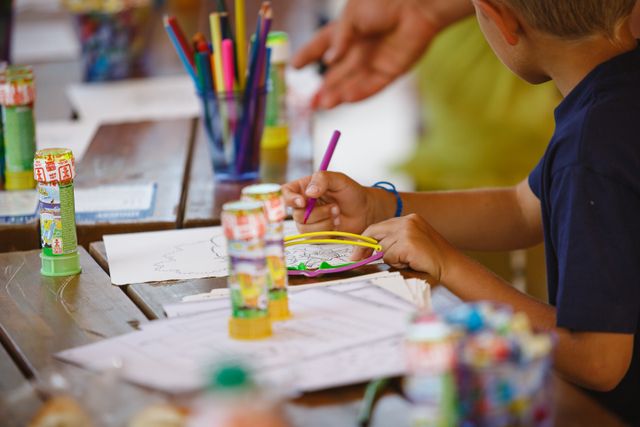 Kinderen kleuren kleurplaat samen